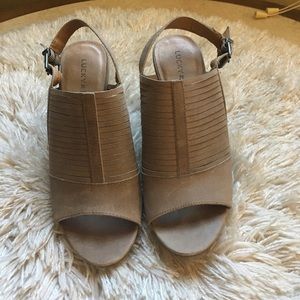 Lucky Brand beige open toe stacked heel leather sandal size 7.5